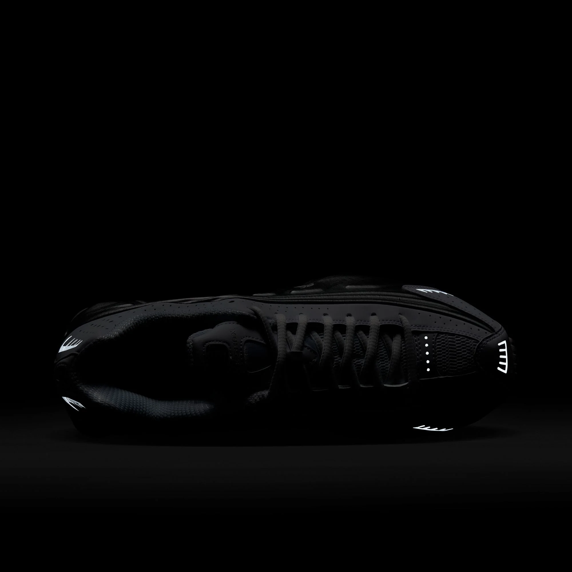 M Nike Shox R4 HQ1988-101 - Image 12