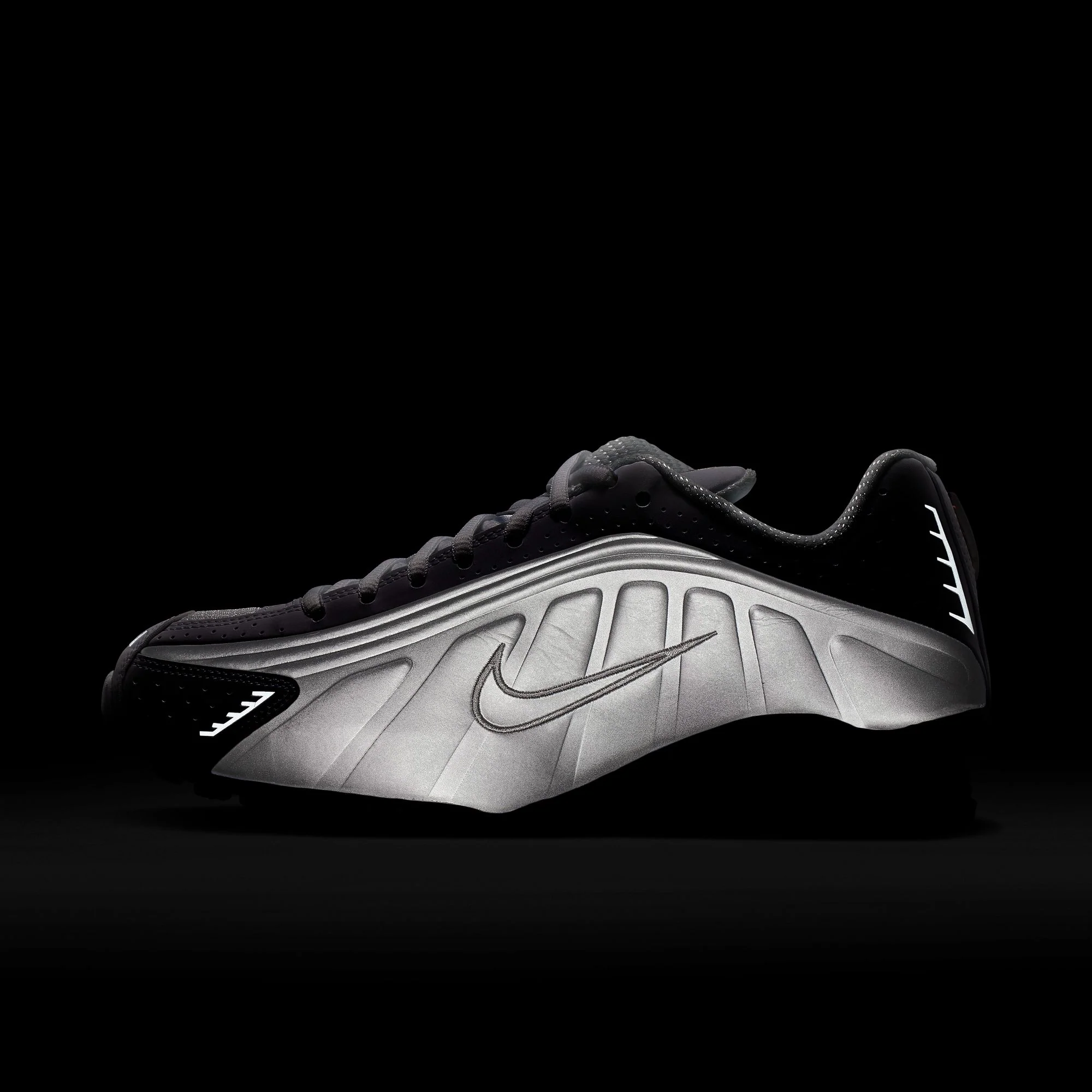 W Nike Shox R4 AR3565-101 - Image 7