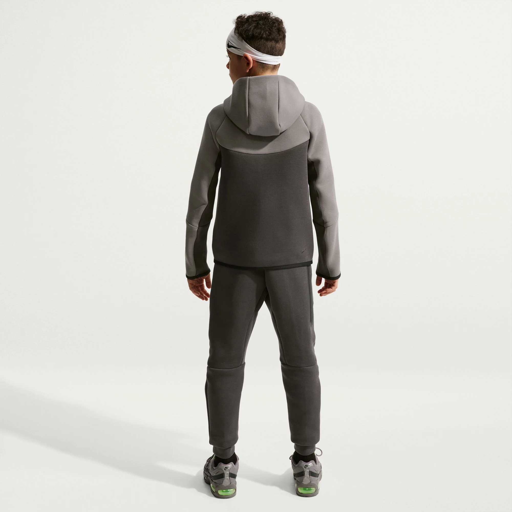 Y Nike Sportswear Tech Fleece HV5867-015 - Image 2