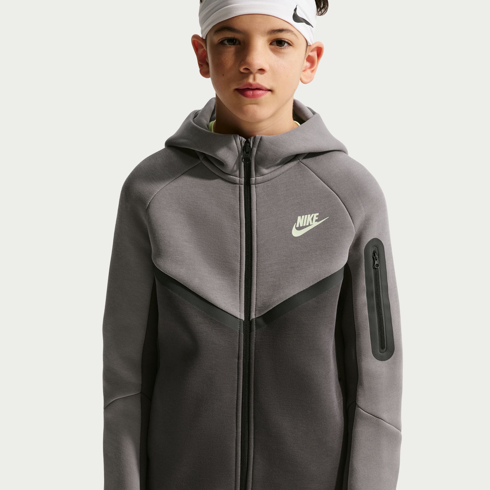Y Nike Sportswear Tech Fleece HV5867-015 - Image 3
