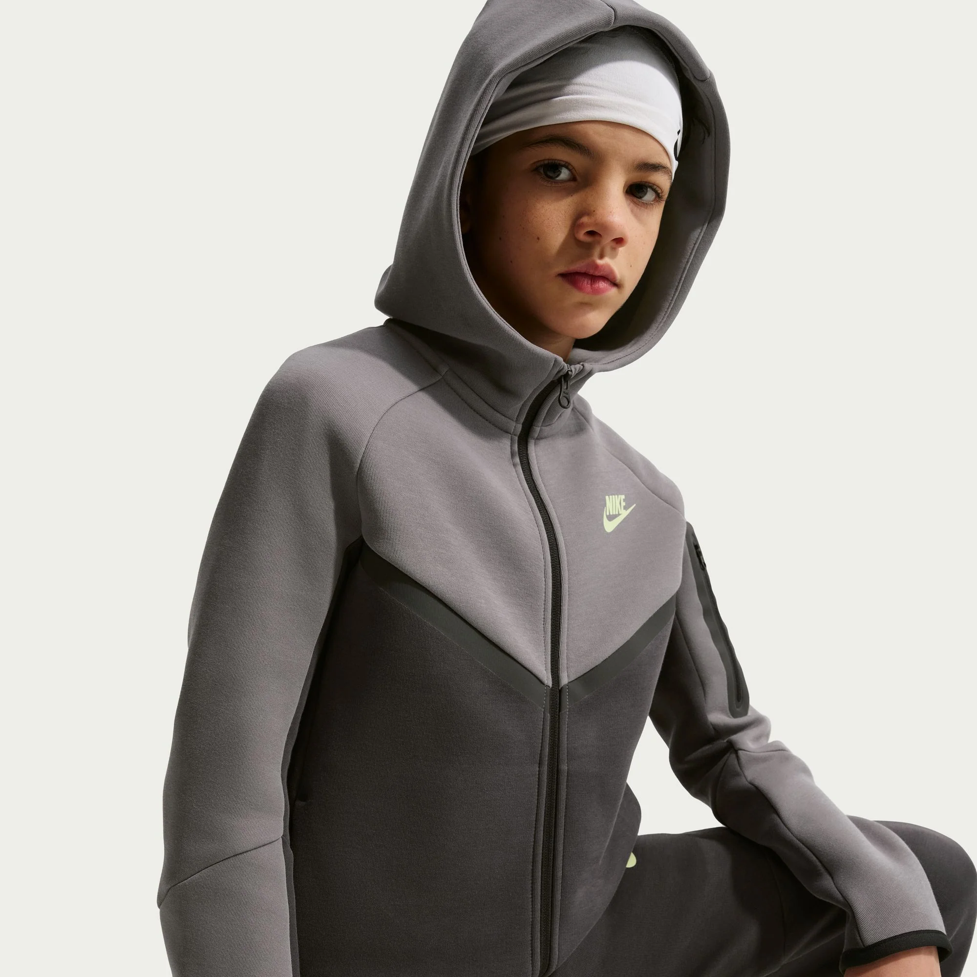 Y Nike Sportswear Tech Fleece HV5867-015 - Image 5