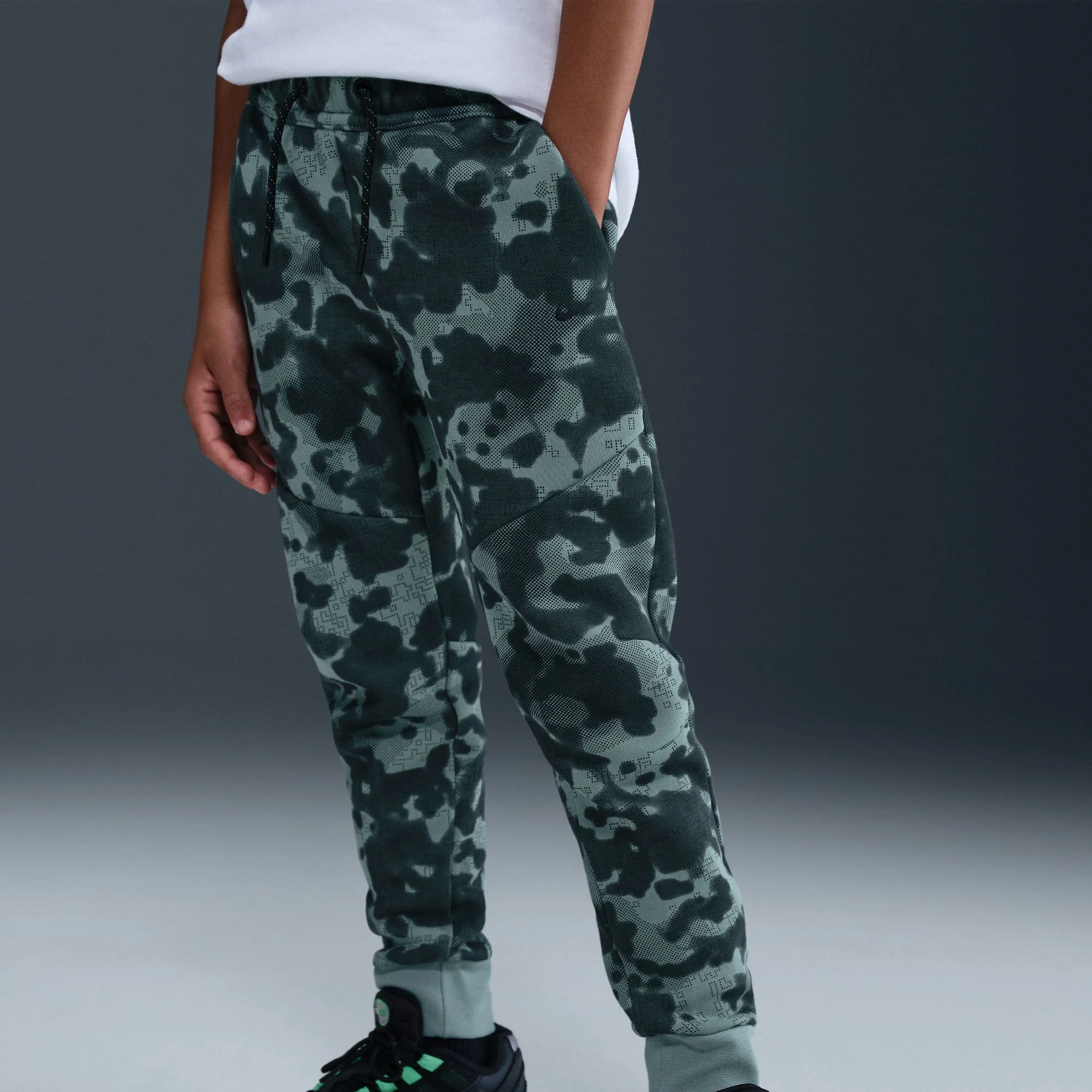 Y Nike Tech HQ8901-017 - Image 12